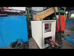 Equipamento de forja a quente por indução em linha com braço robótico